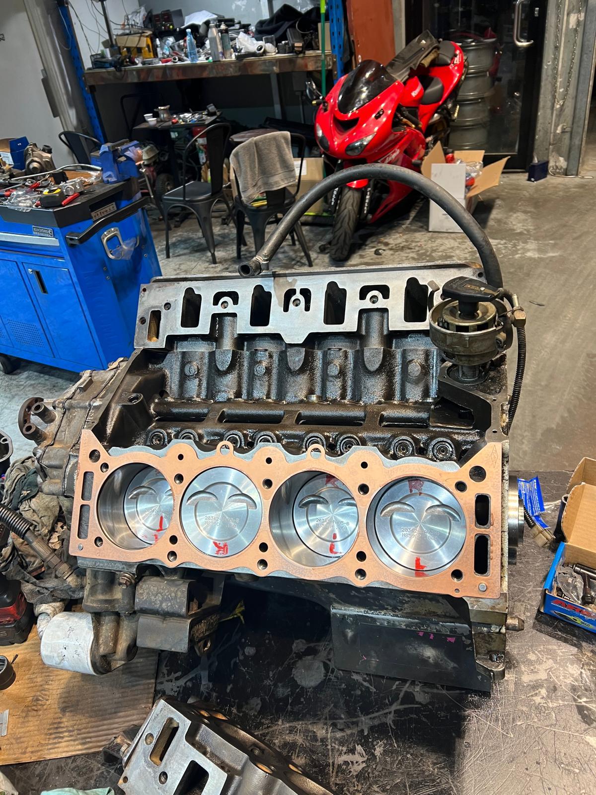 V8 engine block rebuild with new pistons and head gasket